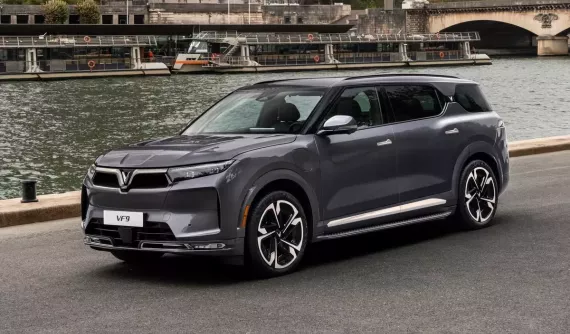 Chủ tịch Vingroup úp mở việc VinFast sẽ sản xuất thêm xe hybrid