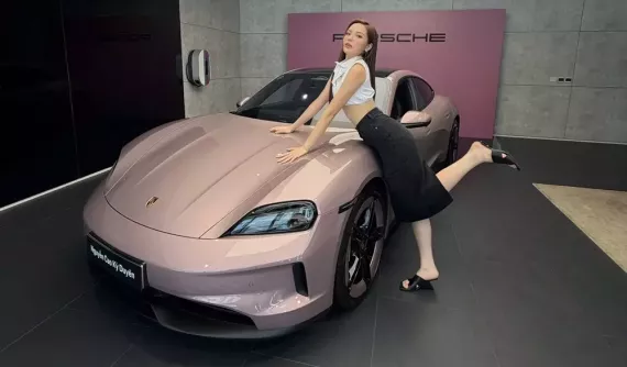 Hoa hậu Kỳ Duyên khoe xe điện hạng sang Porsche Taycan màu hồng mới tậu