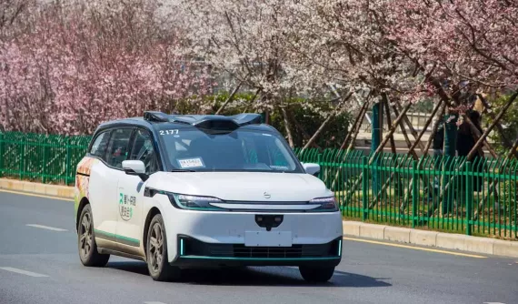 200 chiếc robotaxi tê liệt giữa đường, Trung Quốc dừng cấp phép mới cho xe tự lái