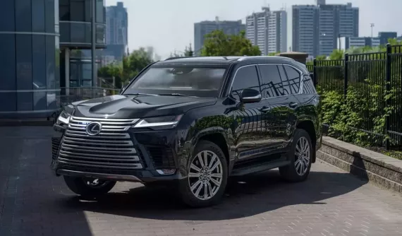 Cận cảnh phiên bản bọc thép chống đạn của Lexus LX 700 với cửa thoát hiểm trên nóc