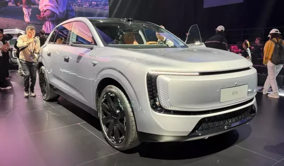 SUV hạng sang AUDI E7X có kích thước lớn hơn Q7 nhưng rẻ hơn cả Q3