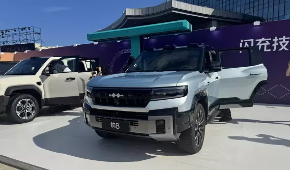 BYD vén màn phiên bản mới của SUV cỡ lớn Denza B8 với pin sạc lên 70% trong 5 phút