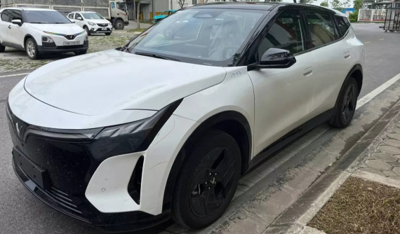 VinFast VF 8 thế hệ mới lộ diện trên đường phố Việt Nam với thiết kế cải tiến đáng kể