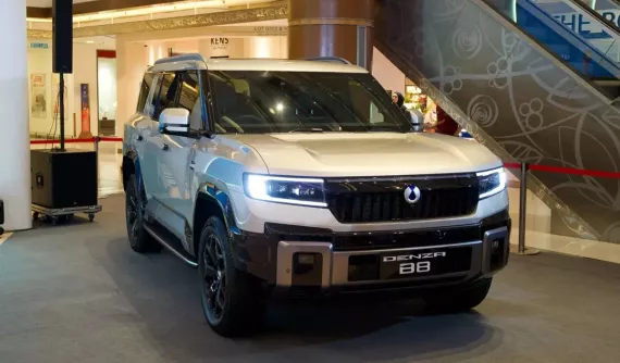 BYD Denza B8 được bán tại Đông Nam Á, kích thước lớn hơn Toyota Land Cruiser, chạy 115 km không tốn xăng