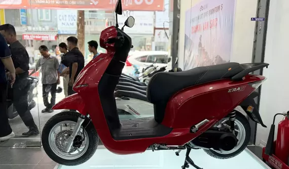 Xe máy điện Dat Bike ERA ra mắt Việt Nam với công nghệ sạc tích hợp, cốp 50 lít, giá từ 30 triệu đồng