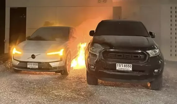 Thái Lan kiện Volvo sau 2 vụ cháy xe điện EX30, 1 vụ thiêu rụi cả Ford Ranger bên cạnh