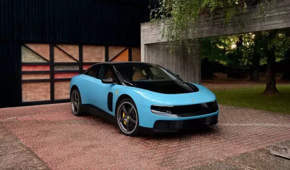 Siêu xe 4 cửa Ferrari Luce chính thức trình làng, do “cha đẻ iPhone” tham gia thiết kế