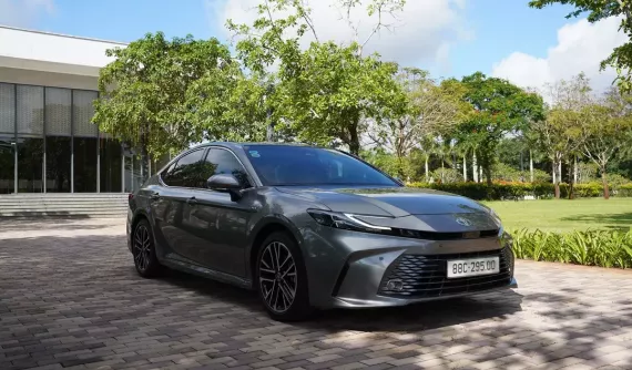 Điều gì khiến Toyota Camry HEV 2026 khác biệt trong phân khúc sedan hạng D?