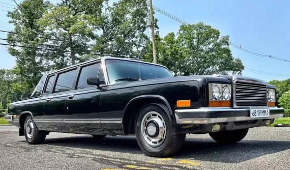 ZIL-4104 - limousine chế tạo thủ công dành riêng cho giới lãnh đạo cấp cao của Liên Xô