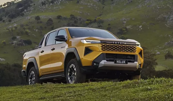 Toyota Hilux vươn lên dẫn trước người anh em Vios về mặt doanh số trong tháng 5/2026
