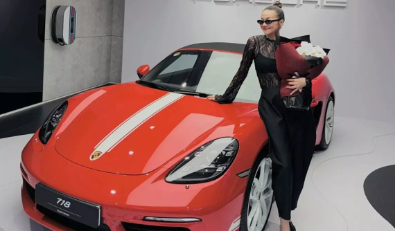Siêu mẫu Thanh Hằng tậu xe mui trần Porsche 718 Boxster giá hơn 5 tỷ đồng