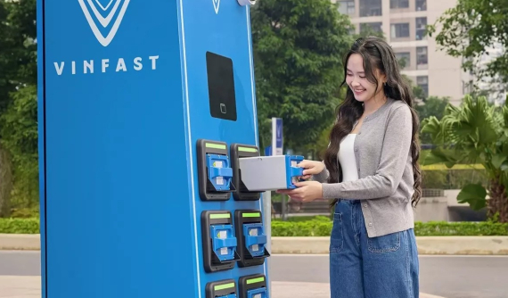 V-Green hợp tác với EVNHANOI để triển khai 10.000 tủ đổi pin xe máy điện
