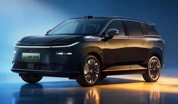 Toyota ra mắt SUV điện giá rẻ với ghế massage và thiết kế "đen từ đầu đến chân"
