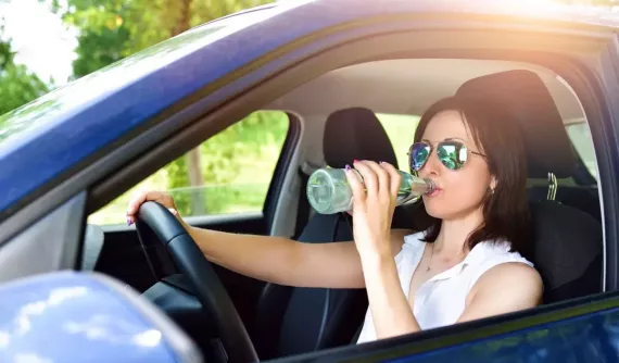 Uống nước từ chai nhựa bỏ trong ô tô đỗ dưới trời nắng nóng có sao không?