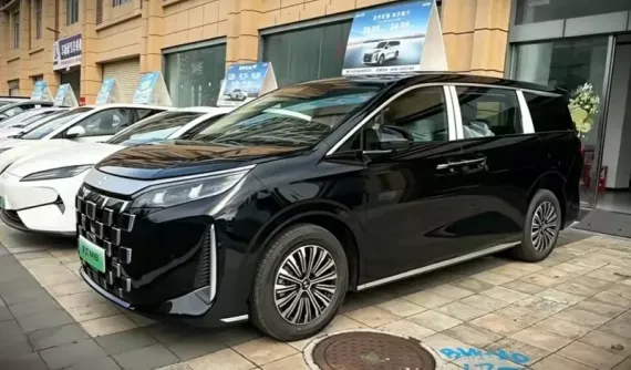 Phiên bản chạy dịch vụ với giá rẻ hơn của BYD M9 cập bến đại lý, chờ ngày bán ra