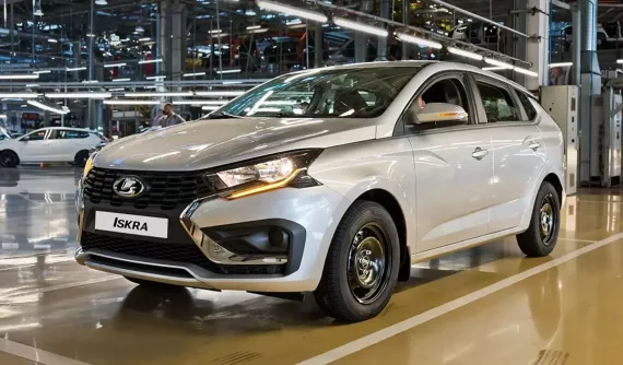 Lada ra mắt mẫu xe vừa thực dụng vừa rẻ với hộp số sàn và mâm thép