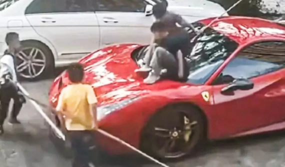 Nhóm bé trai biến chiếc Ferrari trị giá hơn 12 tỷ đồng thành cầu trượt, chủ xe khởi kiện đòi bồi thường
