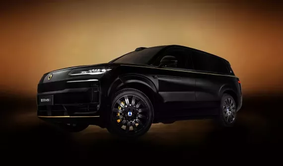 SUV cỡ lớn sạc siêu nhanh BYD Denza N9 ra mắt gói ngoại thất mới với logo mạ vàng thật
