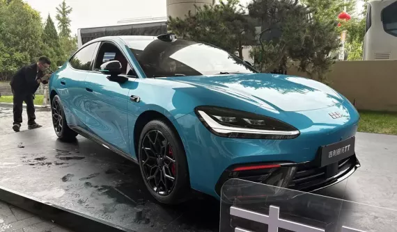 Geely Galaxy TT Ultra ra mắt với hệ dẫn động bốn bánh, hệ thống treo có chức năng "thảm bay"