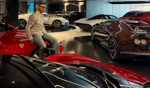Cristiano Ronaldo khoe bộ sưu tập siêu xe với 3 chiếc Bugatti trong cùng một garage