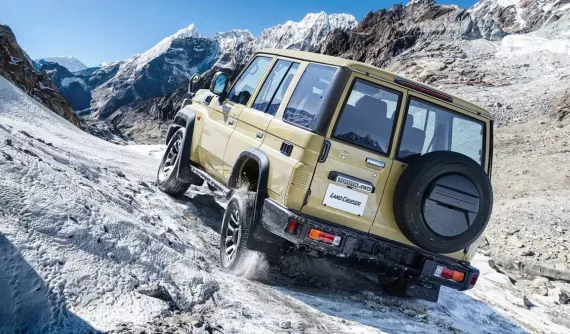 Đây là lý do Toyota Land Cruiser 70 Series bị che kín cụm đèn hậu