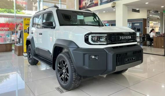 Khan hàng tại đại lý, Toyota Land Cruiser FJ bị "bán bia kèm lạc" tới 50 triệu đồng