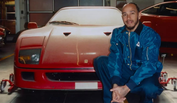 Tay đua Lewis Hamilton tậu chiếc Ferrari mơ ước từ bé sau khi bán toàn bộ bộ sưu tập siêu xe