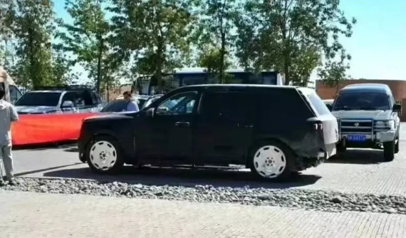 Lộ diện cặp đôi xe siêu sang của BYD, cạnh tranh với Rolls-Royce Phantom và Cullinan