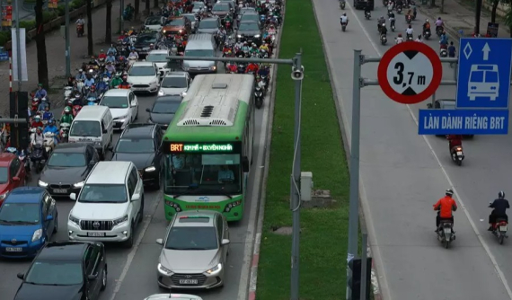 Hà Nội cho xe máy, ô tô đi vào làn BRT tại nút Láng Hạ - Giảng Võ