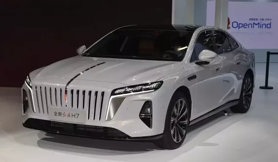 Hongqi H7 thế hệ mới chính thức trình làng, chạy 240 km không tốn xăng