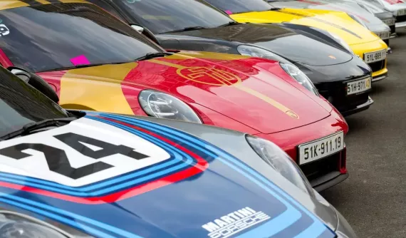 Hơn 100 chiếc xe sang Porsche cùng nhau quy tụ bên bờ sông Sài Gòn