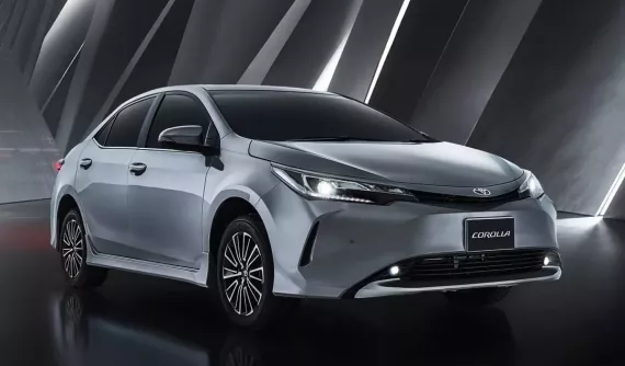 Phiên bản nâng cấp của Toyota Corolla Altis thế hệ cũ chính thức ra mắt với thiết kế thay đổi nhẹ
