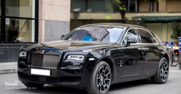 Những ai yêu thích sự đẳng cấp và sang trọng của thương hiệu Rolls-Royce không thể bỏ qua chiếc xe Rolls-Royce Ghost Black Badge. Với tông màu đen bóng và nâng cấp hiệu suất đáng kể, chiếc xe này chắc chắn sẽ làm hài lòng những khách hàng khó tính nhất.