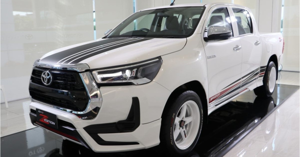 Bán tải Toyota Hilux sắc sảo và thể thao hơn nhờ gói trang bị Razer