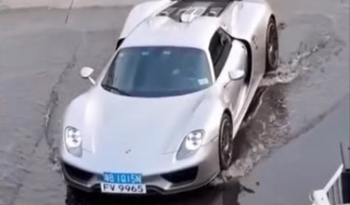 Video: Đại gia rón rén cho Porsche 918 Spyder "bò qua" vũng nước đọng