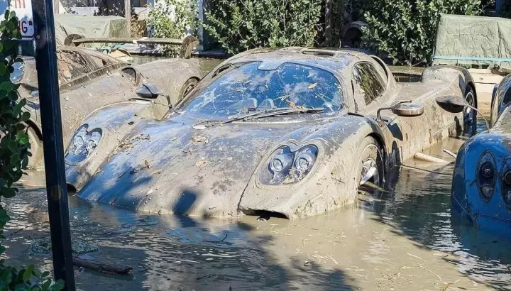 Loạt xe tiền tỷ bị ngập trong bùn sau trận lũ lịch sử tại "thủ đô siêu xe"