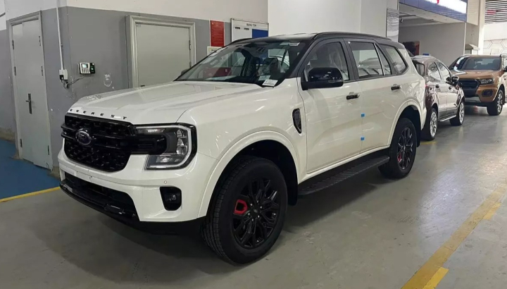 Cận cảnh phiên bản mới của mẫu SUV hạng D bán chạy nhất Việt Nam Ford Everest tại đại lý