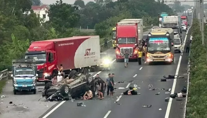 Video: Ô tô 7 chỗ nổ lốp và lật ngửa, người trong xe văng ra ngoài, nằm giữa cao tốc Cầu Giẽ - Ninh Bình