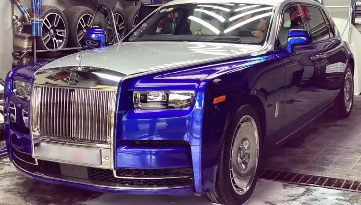 Rolls-Royce Phantom VIII mang màu sơn lạ mắt và bộ mâm "tùy chỉnh"