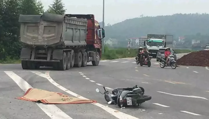Video quay khoảnh khắc xe ben rẽ ẩu, cuốn xe máy vào gầm khiến 1 người tử vong tại Bắc Ninh