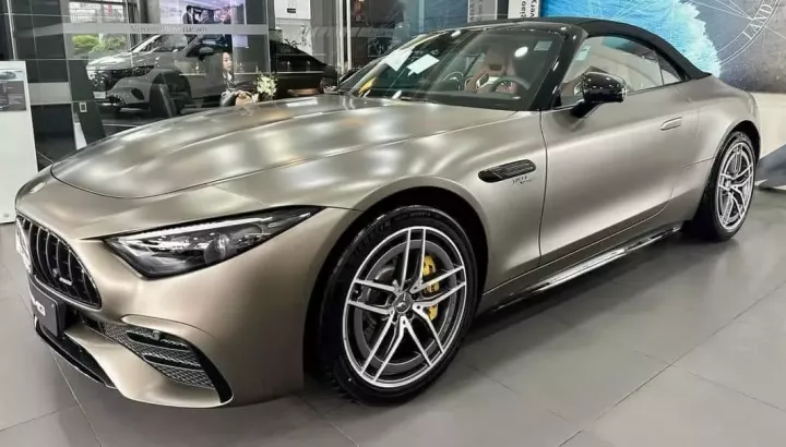 Xe chơi Mercedes-AMG SL43 mui trần được hãng giảm giá hẳn 1,06 tỷ đồng, chỉ còn 5,9 tỷ đồng