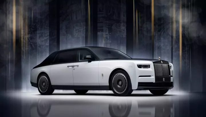 Rolls-Royce ra mắt Phantom dát vàng, giới hạn 25 chiếc, liệu có xe nào về Việt Nam?