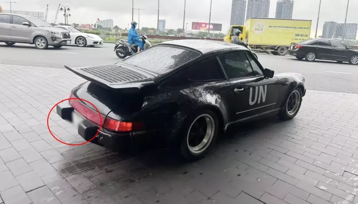 Vì sao chiếc Porsche 930 Turbo này lại có 2 cục gu to bản ở đuôi xe?