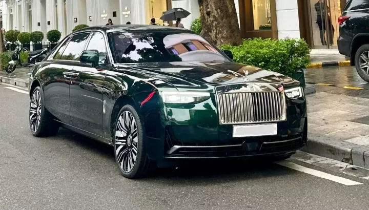 Doanh nhân Hà Nội tậu Rolls-Royce Ghost Series II màu lạ