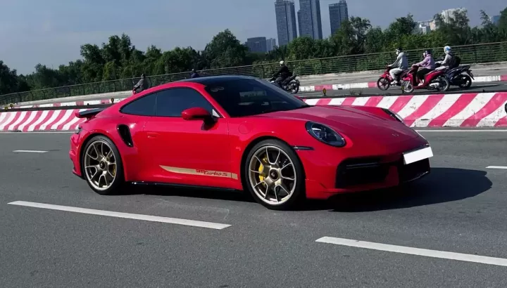 Bất ngờ với sự xuất hiện âm thầm của Porsche 911 Turbo S 992 màu đỏ