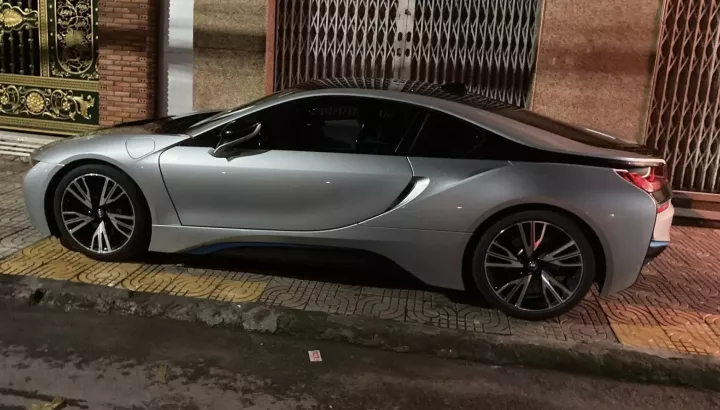 Lâu lắm mới thấy 1 xe thể thao hybrid BMW i8 nguyên bản, xe mới hơn 8 tỷ xe cũ còn gần 2 tỷ đồng