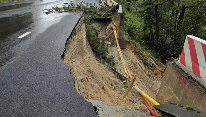 Đèo Prenn sạt lở, nhiều vết nứt kéo dài, phương tiện nên chuyển hướng sang đèo Mimosa đi Đà Lạt