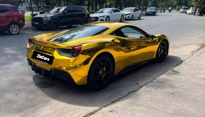 Ông chủ cửa hàng bạc ở Tp.HCM "mạ vàng" cho siêu xe Ferrari 488 GTB