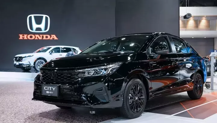 Chạy theo xu hướng, Honda City cũng được bổ sung phiên bản đen hầm hố hơn
