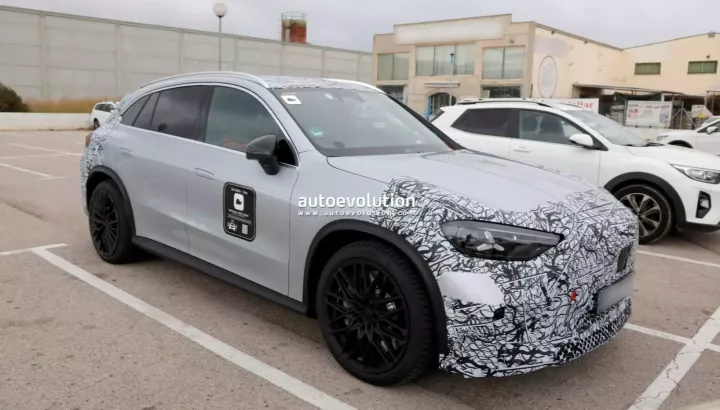 Dần tiến sát ngày ra mắt, Mercedes-AMG GLC EQ 2027 bị bắt gặp với lớp ngụy trang ít hơn